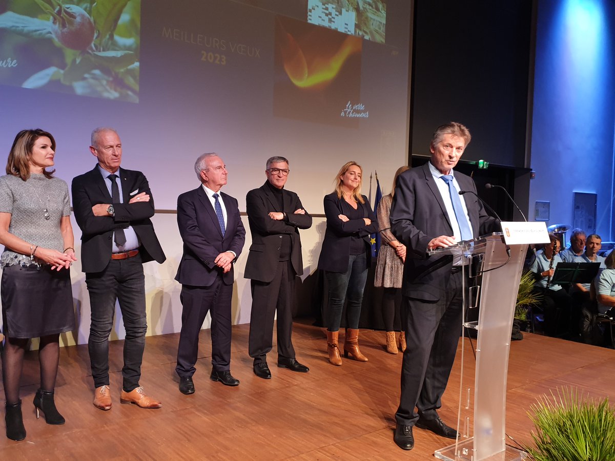 Jean-Pierre Dermit, accompagné du Conseil Municipal, a présenté ses vœux aux Biotois pour 2023. A cette occasion ont été remises les premières "Bulles d’or" à quatre citoyens biotois de talent, tandis qu'André Fortuné a reçu la Médaille de la Ville pour son engagement.