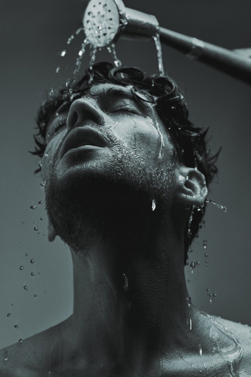 Mi serve una doccia che mi lavi dentro.

Ho capito di essere competitivo solo quando ti ho perso.

Ti porto in un posto e poi parliamo in silenzio…con gli occhi, come facevamo tanti anni fa…

Io e te, da qualche parte esistiamo ancora.