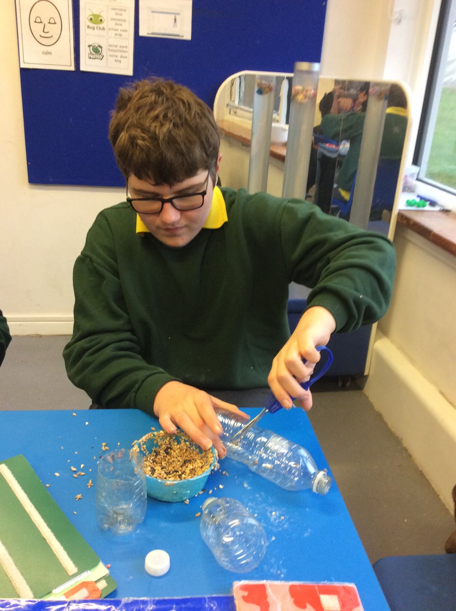 WoodlandsAC's tweet photo. Beech class have been busy recycling old bottles into birdfeeders #ecoschools #environment #recycling #practicallearning #education #helpingtheenvironment https://t.co/V2zvOxQEFK