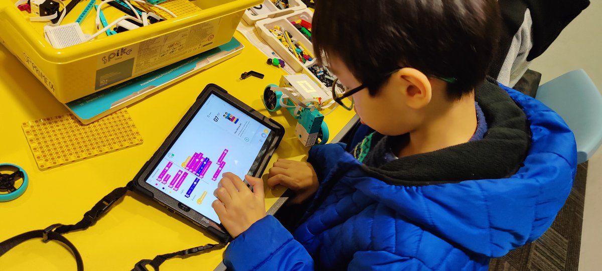 greenwich_clib's tweet image. 😍 Our first #LegoRobotics was a huge success, with the kids loving both building the robots and then coding them so they move. Speak to library staff if you want to come next week. 🤖👩💻#Loveyourlibrary @Royal_Greenwich @Better_UK @greenwichlibs