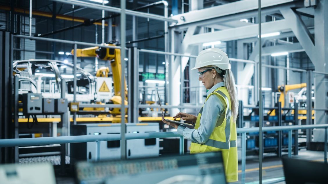 chain_io's tweet photo. According to reports from @Verdantix, an aging population and a worldwide skills shortage will force the industrial sector to accelerate digitization efforts in 2023. Read more from @TheQuarterly: https://t.co/RZtzYYa7UR #SupplyChainTech #SupplyChainDigitization https://t.co/9Z04mIKAUm