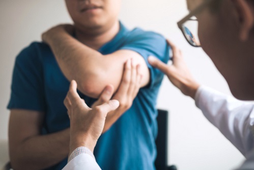 TTRPerformance's tweet image. Have you noticed swelling, especially after practice or a game? Pain and swelling on the inner aspect of the elbow may be a sign of a “Little League Elbow.”

Continue Reading :
1l.ink/4VQGB7X

#TheTrainingRoom #PhysicalTherapy #PhysicalTherapist #ElbowPainRelief