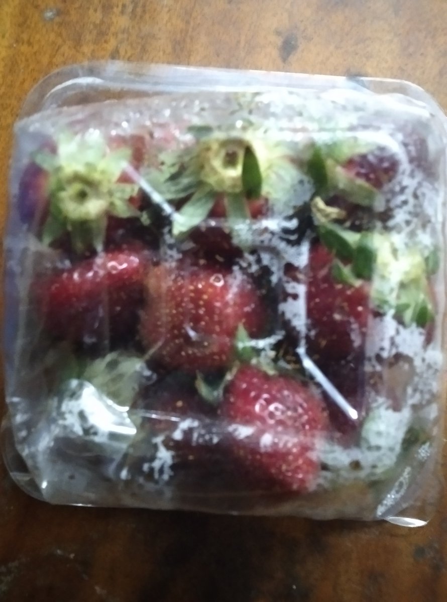 pbhakat's tweet image. #RelianceSmart store at Newtown, Kolkata 700156 sells poor quality #strawberry. The packs have no label, when asked sales persons at store assert all is well but back at home the strawberries found to be TOO SOUR - simply unsuitable for consumption. @reliancegroup @fssaiindia