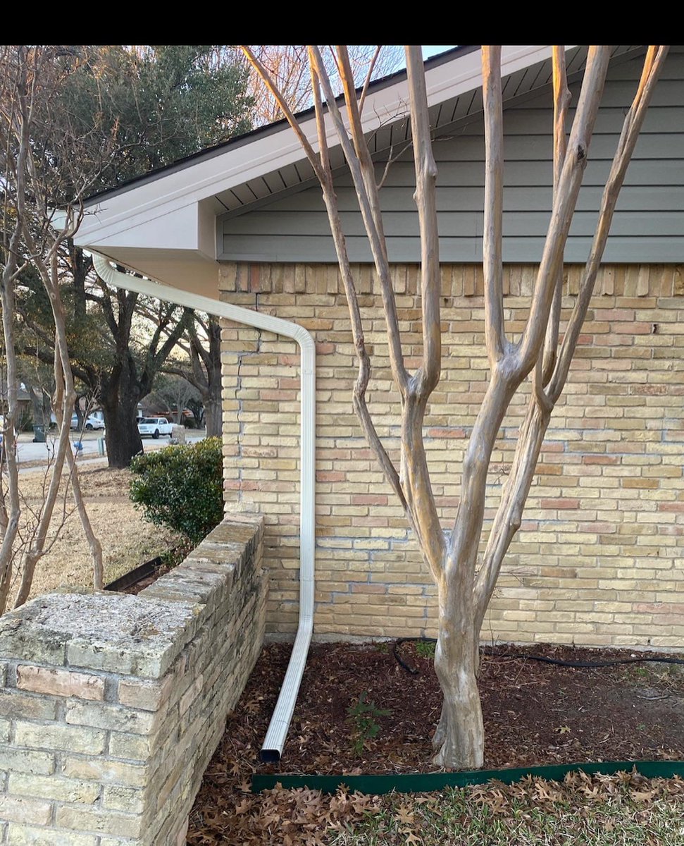 CompanyRoofing's tweet photo. 📍Garland , Tx
5” Linen gutter/downspout install.
•
•
#dfw #gutterinstall #gutterinstallation #installation #install #dallas #garland #call #today #company #work #business #working #north #texas https://t.co/HtQ8T9lPHh