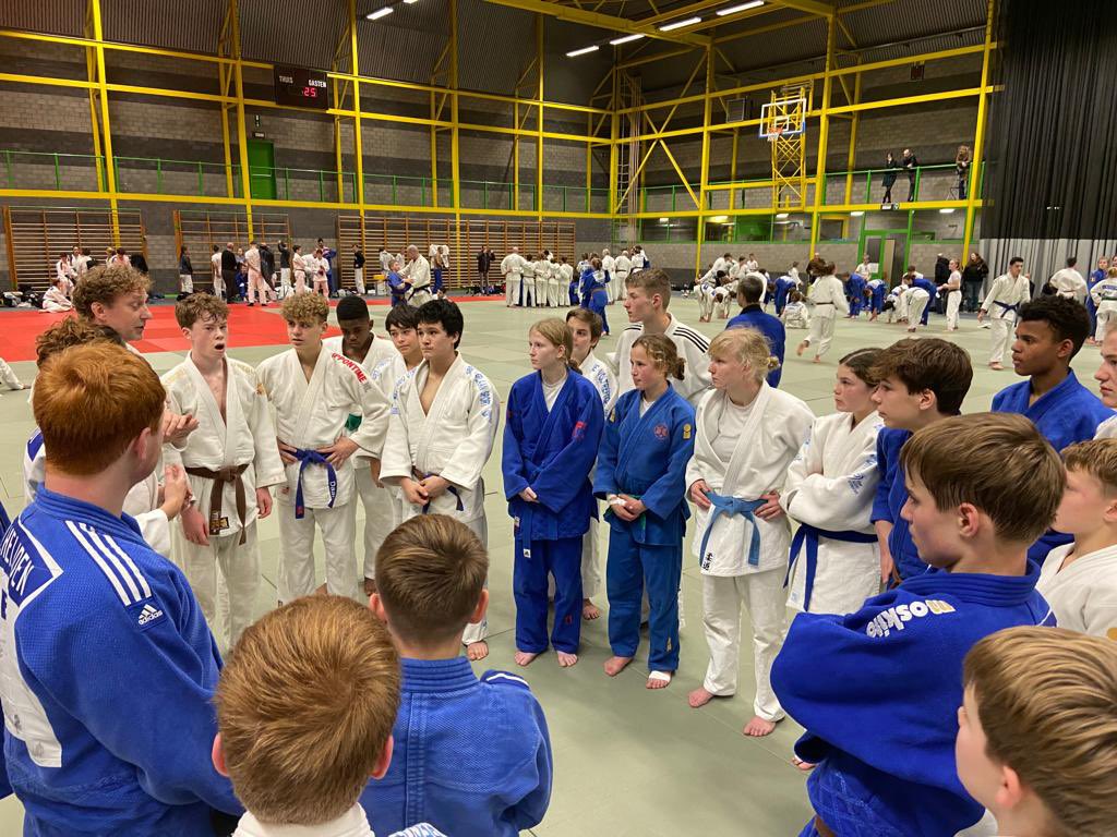TopJudoUtrecht's tweet photo. 30 judoka’s namen afgelopen weekend  met veel plezier deel aan een trainingskamp in het Belgische Koksijde. #Talentontwikkeling #Judo #SfeerEnHardWerken #SamenBeterWorden https://t.co/bCd36JGwZp