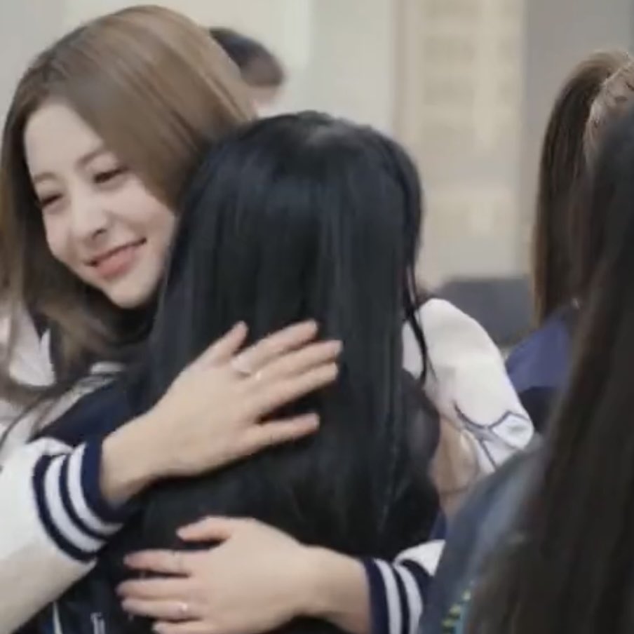 lookshanni's tweet photo. hanni and lesserafim’s yunjin hugging 🥹 https://t.co/Kv0AH8Ulfp