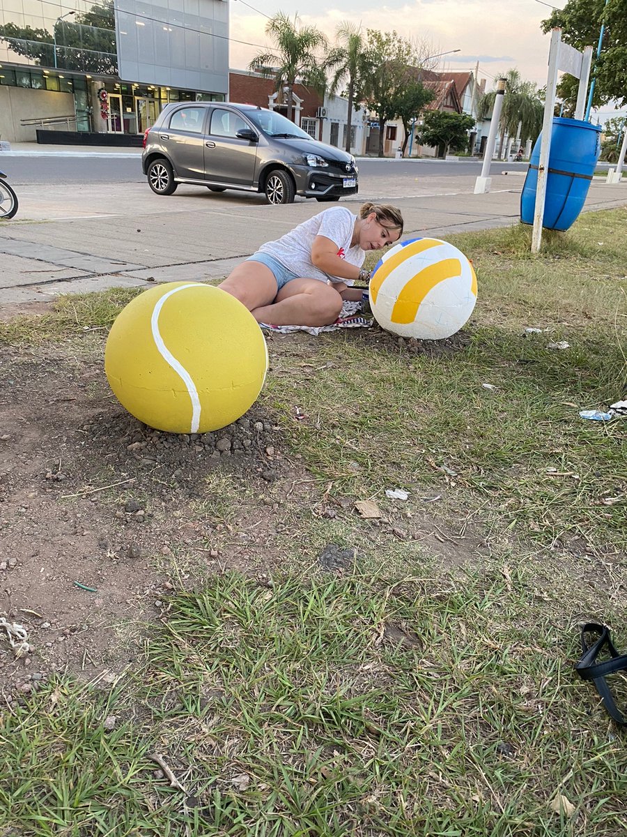 #PlayonMunicipal 
A través de la Coordinación de Deportes y obras públicas, se colocaron y se pintaron 4 esferas de hormigón en el Playón Municipal para recibir una nueva edición de “Verano en mi Ciudad”
La intervención artística fue la Sancristobalense Daiana Muñoz.
