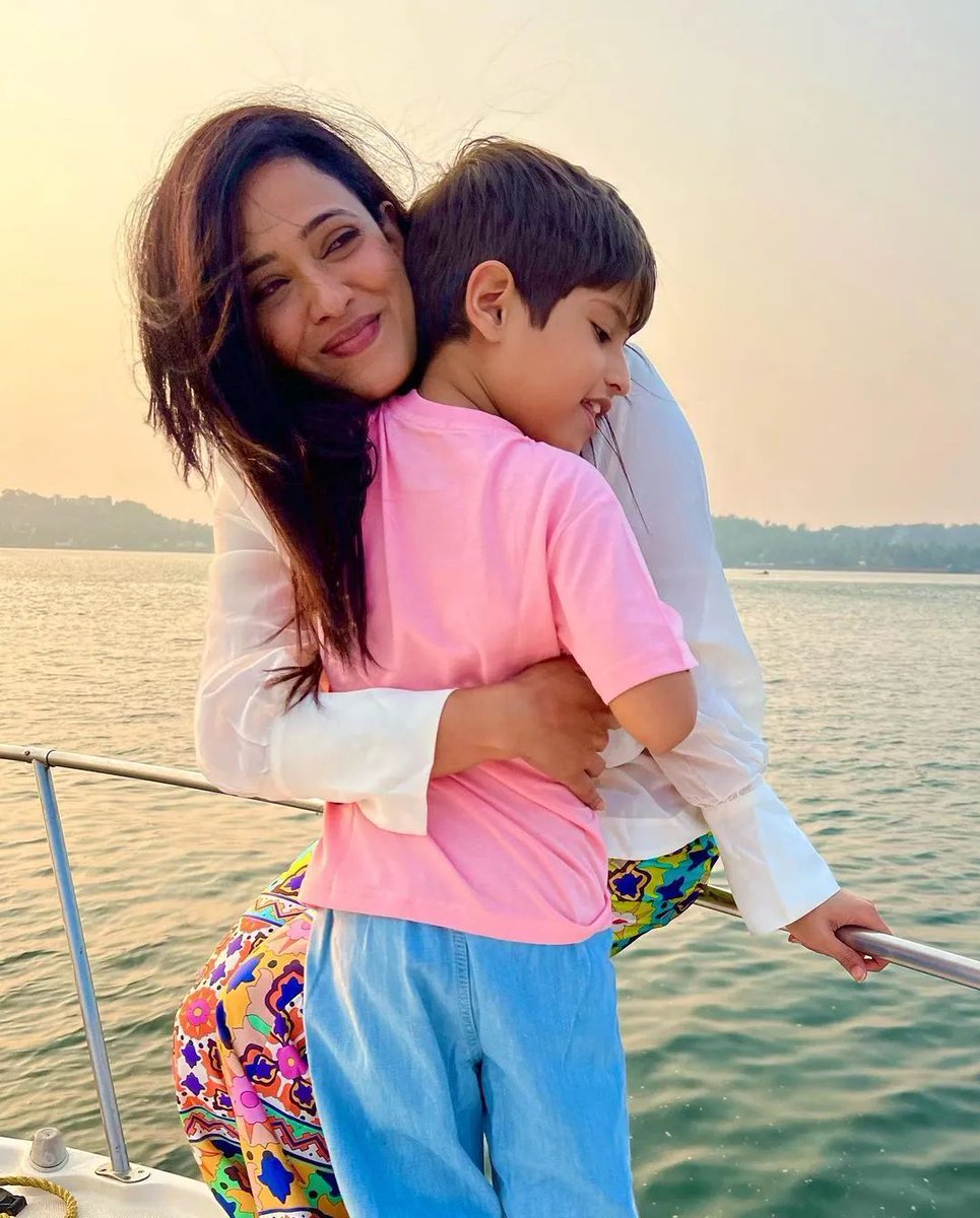 GossipsInsight's tweet photo. #ShwetaTiwari shares a cute pictures with her son, Mommy and son are looking very beautiful in the picture!!💕
.
.
#shwetatiwari #beauty #mommy #perfectpic #talkingbling #GossipsInsight https://t.co/pbhK7jNRhH