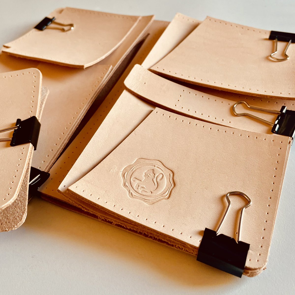 kassai_3podws's tweet image. 私の屋号キャラのテナガザルの樹脂版でレザーエンボス加工。上手くできました。#mclangur #leathercraft #emboss