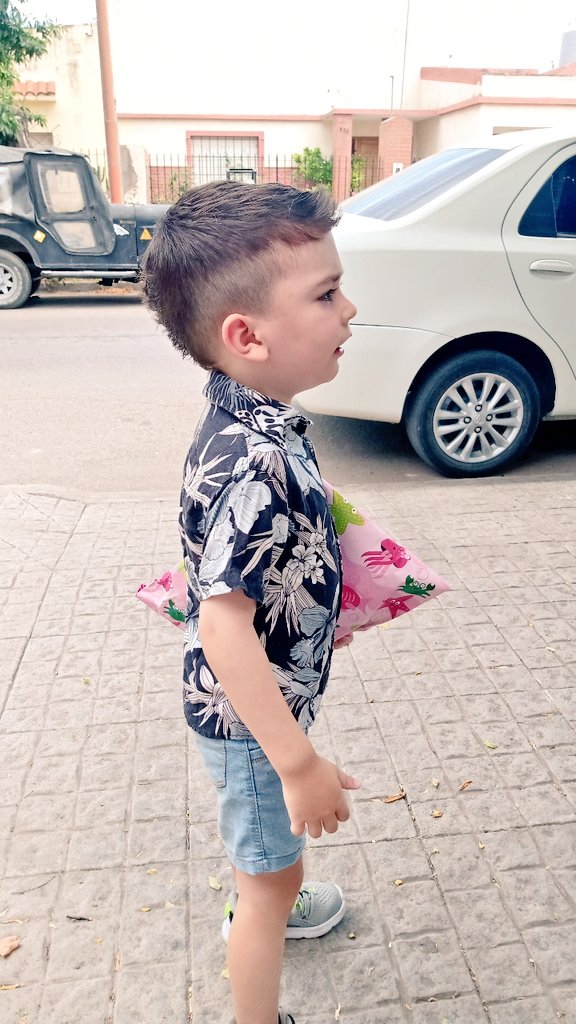 El otro día mandé a Ciro a un cumple con 40° a la sombra y me dicen "Ciro no se pierde ningún cumpleaños". Yo mamá orgullosa obvio 🥰❤️ además miren esa fachaaaaaaa