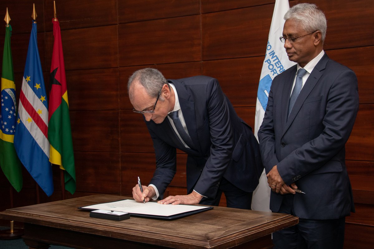 _CPLP's tweet photo. A cerimónia de tomada de posse do Diretor Executivo do Instituto Internacional da Língua Portuguesa (IILP), João Laurentino Costa Pinho Neves, decorreu no dia 9 de janeiro de 2023, na Sede da CPLP. Mais informação em https://t.co/TNqGe9aY8C #CPLP #IILP #linguaportuguesa https://t.co/bZlltRCbPc