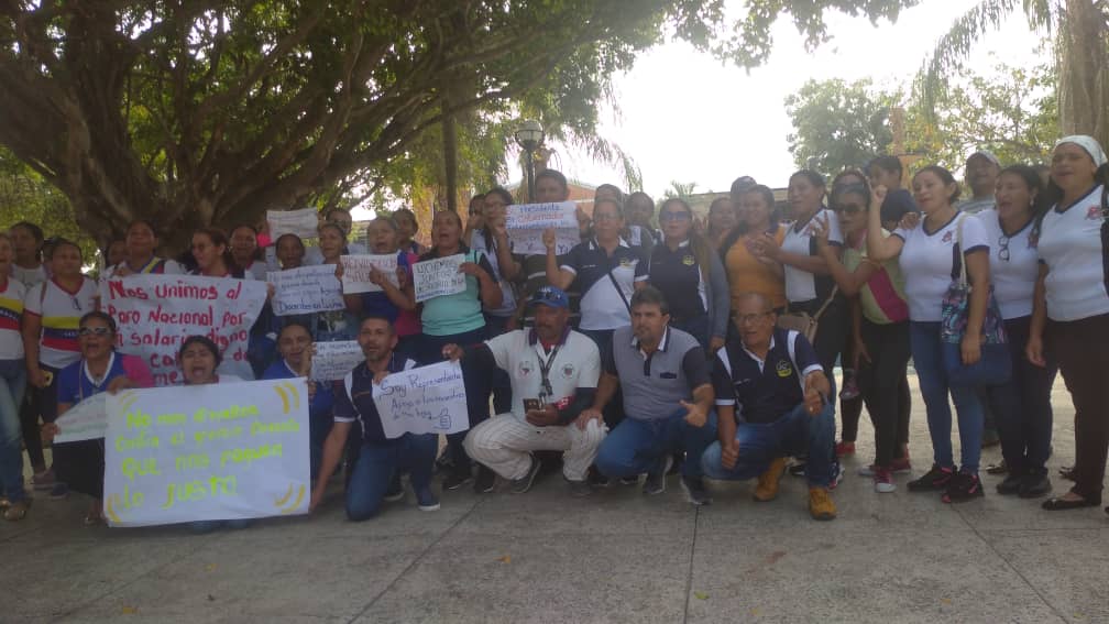 ricarda_ojeda's tweet photo. Los Docentes no reclamamos dádivas, exigimos el derecho Constitucional establecido en el artículo 91, a un salario digno que nos permita sostener a nuestras familias.

Sobre nuestros hombros descansa el futuro del país, sin educación no hay progreso.

¡¡No más sueldos de hambre!! https://t.co/xzhPZFxzqQ