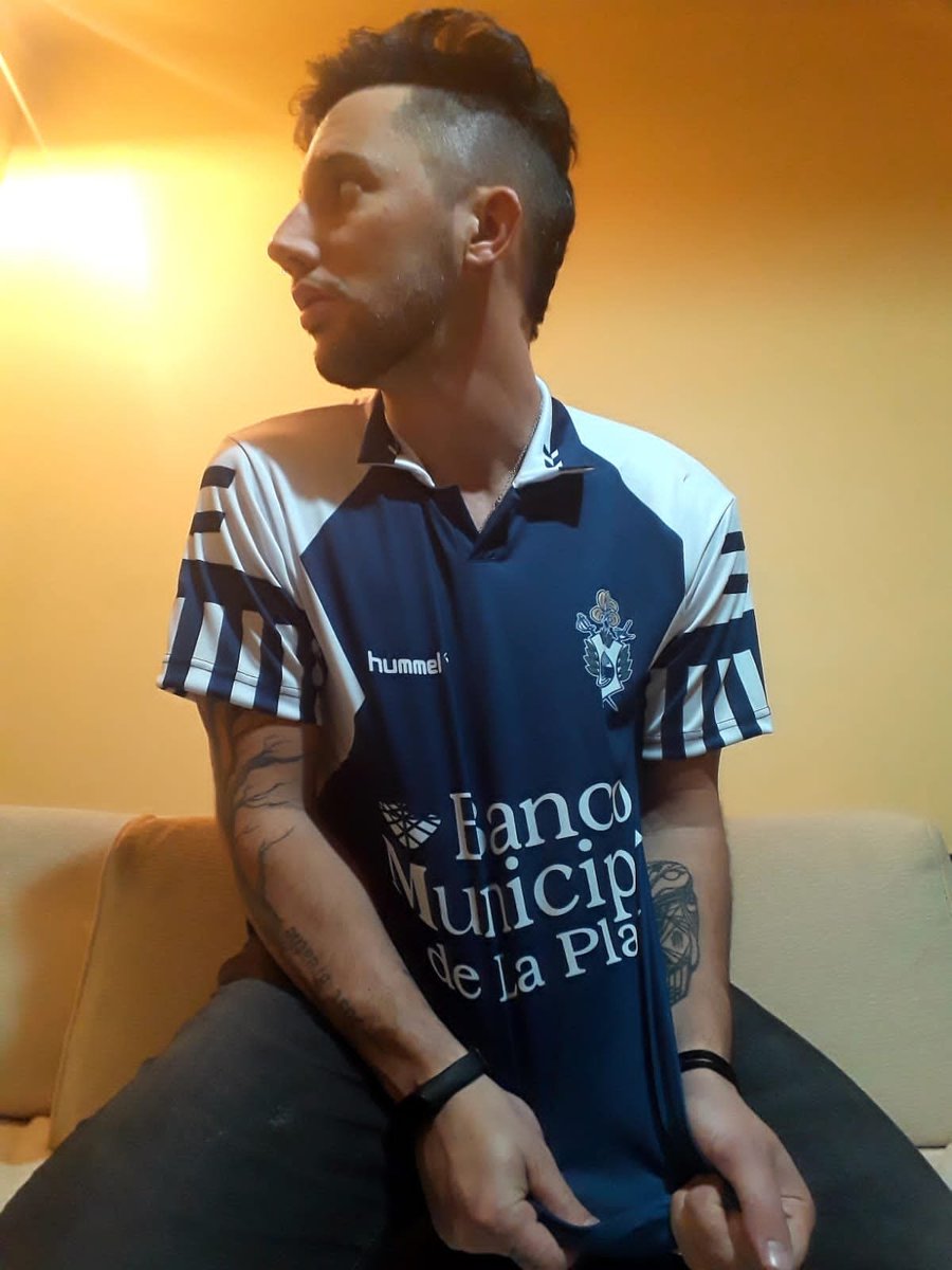 cenretro's tweet image. Ya estamos volviendo con el stock de la suplente 1996 del lobo...#gelp 🐺