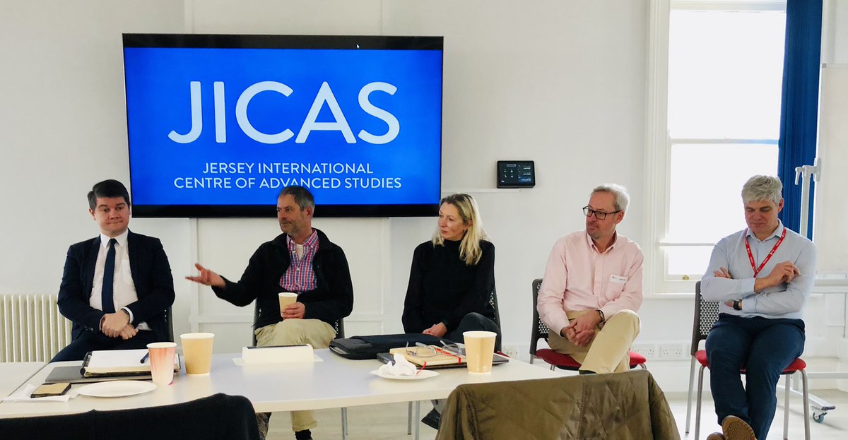 How can island states develop sustainability? 🤷‍♀️ Field-trip Day 1 =expert panel at @JICASJSY with MP @SamMezecJsy, head of spatial planning 🏡 Kevin Pilley, ecologist 🐸 John Pinel, architect 🔨 Andrea Horton, Head of recycling 🍱 Piers Tharme @UoExeterCGES #cgesinthefield