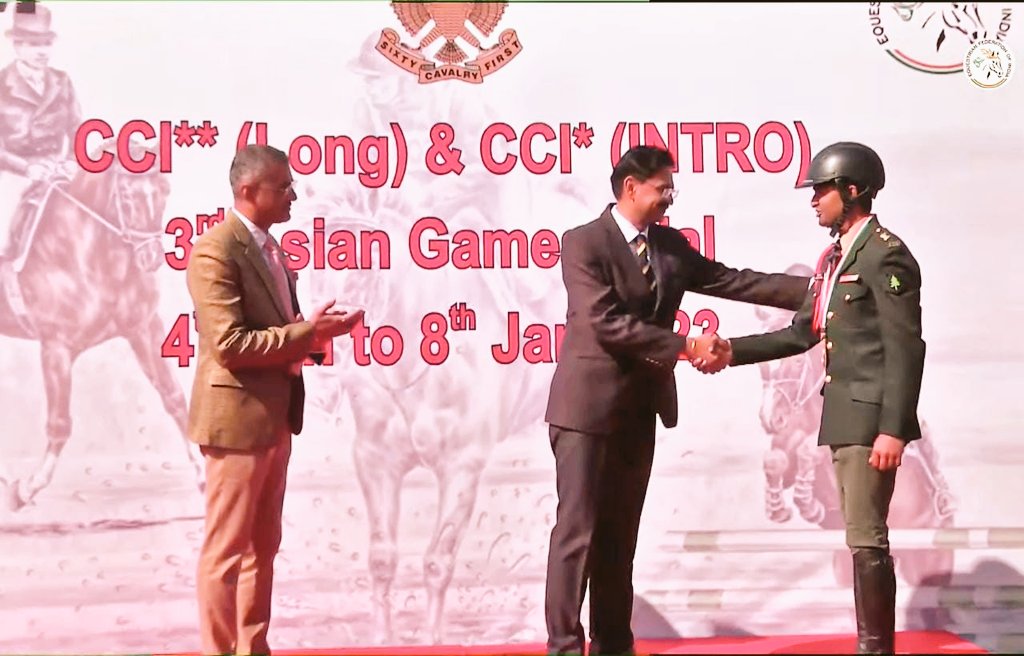 PRODefRjsthn's tweet photo. FEI CCI 1* conducted at #61Cavalry from 4 - 8 Jan 2023
Maj Abhishek Singh (ASC) wins Gold 🥇
Maj Apurva Dabhade (61Cav) wins Silver 🥈
Dfr Rajkumar (RVC) wins Bronze🥉
Medals awarded by Maj Gen RS Godara, GOC #61SubArea
@SpokespersonMoD @adgpi @SWComd_IA @IndiaSports @Tri_Service https://t.co/4pyvIUN7Ma