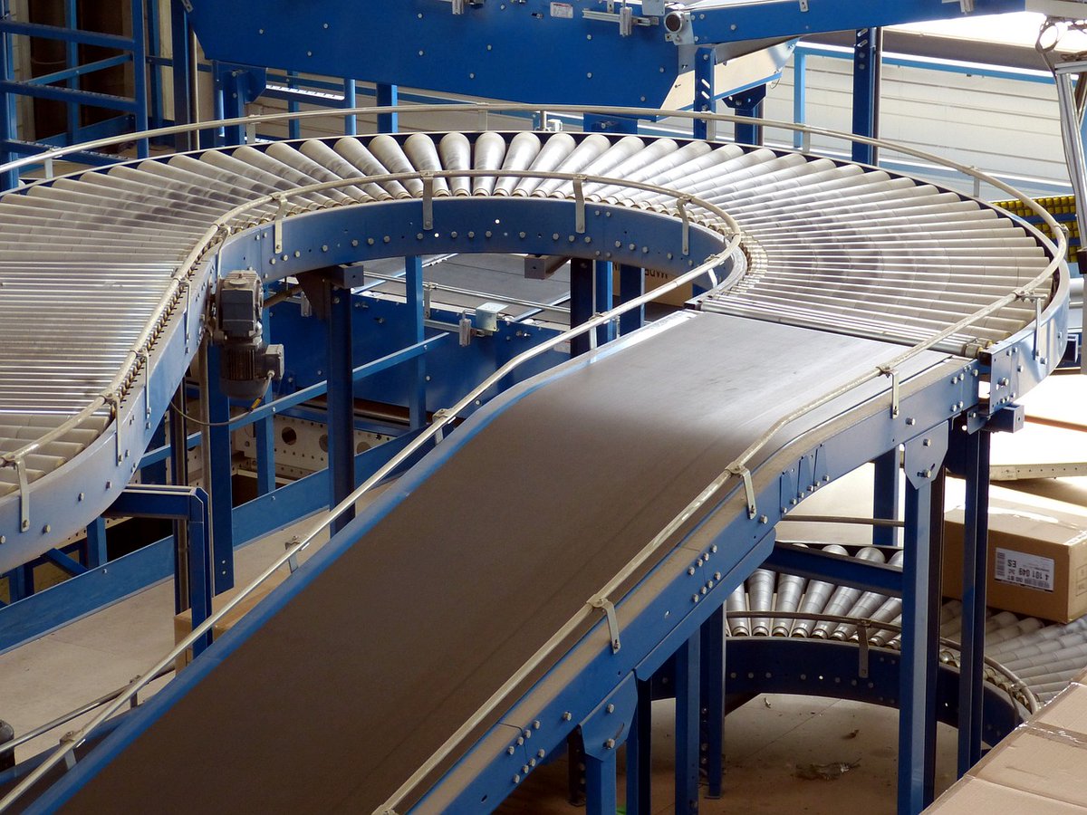 Epicor's tweet photo. Building supply businesses need to optimize workflow and inventory control in their operations by implementing a warehouse management system (WMS).

Here are the top cost-saving benefits: https://t.co/82QHPs1YjG https://t.co/xOXACMtAcN
