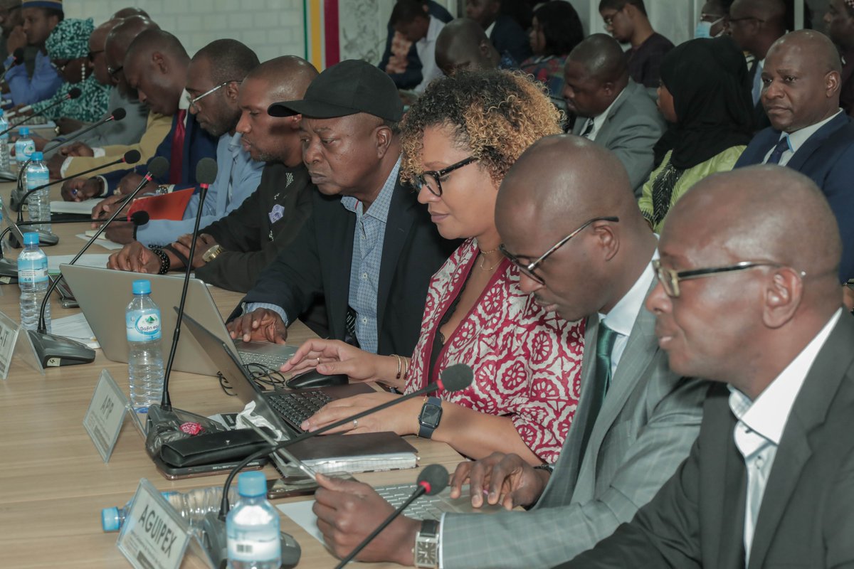 #MCIPME🇬🇳
Ce lundi, le conseil de cabinet a réuni les membres statutaires du cabinet autour de 2 points :
👉les instructions de la Ministre: elle a invité les services à travailler en relation avec le cabinet.
👉l'amendement du projet de lettre de mission 2023-2024 du #MCIPME.