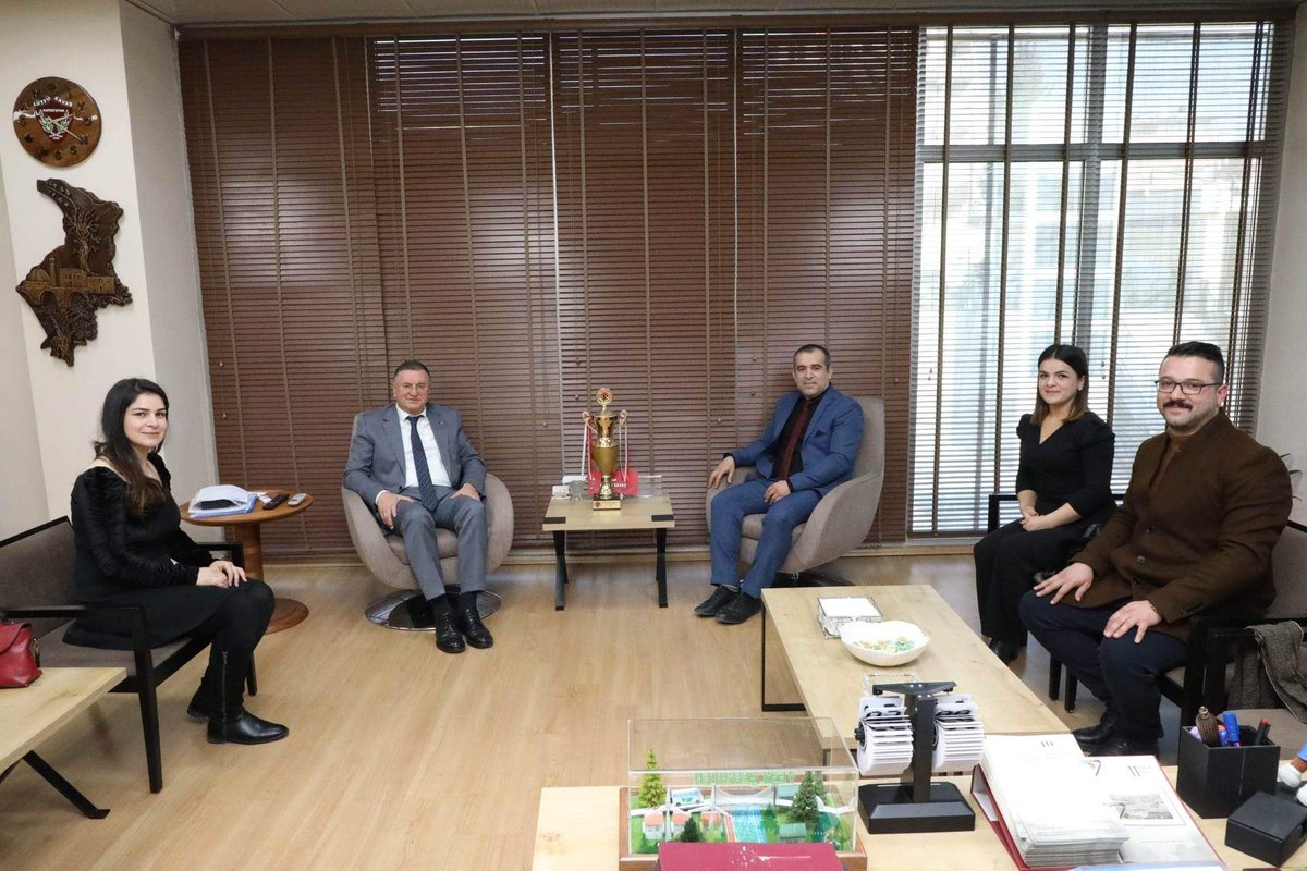 Süper Lig'e Yükselme Yolunumuzda Her Daim Bizim Önümüzde Yürüyen , Maddi ve Manevi Destek Veren Hatay Büyükşehir Başkanı Sayın Lütfü Savaş Beyefendiye Teşekkür Nezaket Ziyaretinde Bulunduk.Süper Lig te Destekleriniz Daim Olsun.
Bu Gurur Hepimizin
...BKS...
#lütfüsavaş