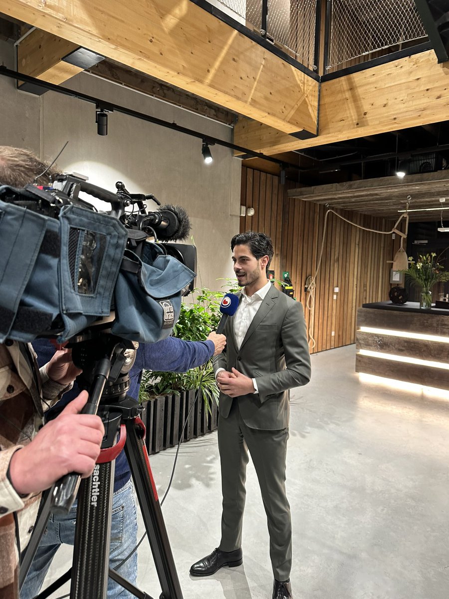 Dank aan <a href="/provfryslan/">Provincie Fryslân</a> <a href="/sietskepoepjes/">Sietske Poepjes ‏</a> <a href="/smv75/">Sjoerd M. Vrieswijk</a> voor de uitnodiging om @MinisterieEZK <a href="/RobJetten/">Rob Jetten</a> te informeren omtrent het circulaire Swettehûs het hergebruik van materialen en de toepassing van aquathermie. Vernieuwen geeft energie.