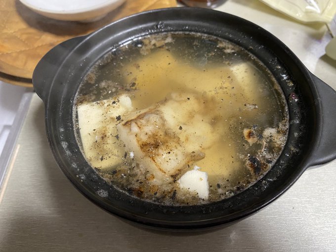 おこたみ鍋で簡単に雑煮。
ダシは白だし少々と梅こぶ茶だけ。 