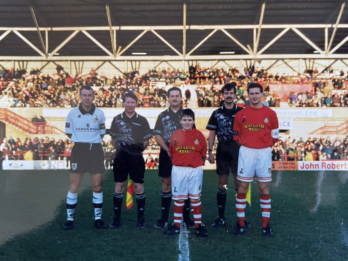 ⚽️ Back in late 1993 the world of football was a different place. 

The Premier League was entering its second season and I had just turned eight years old. 

Despite being a Wrexham fan, I decided to write to all 22 (yes 22) top flight clubs to ask them for some free stuff.