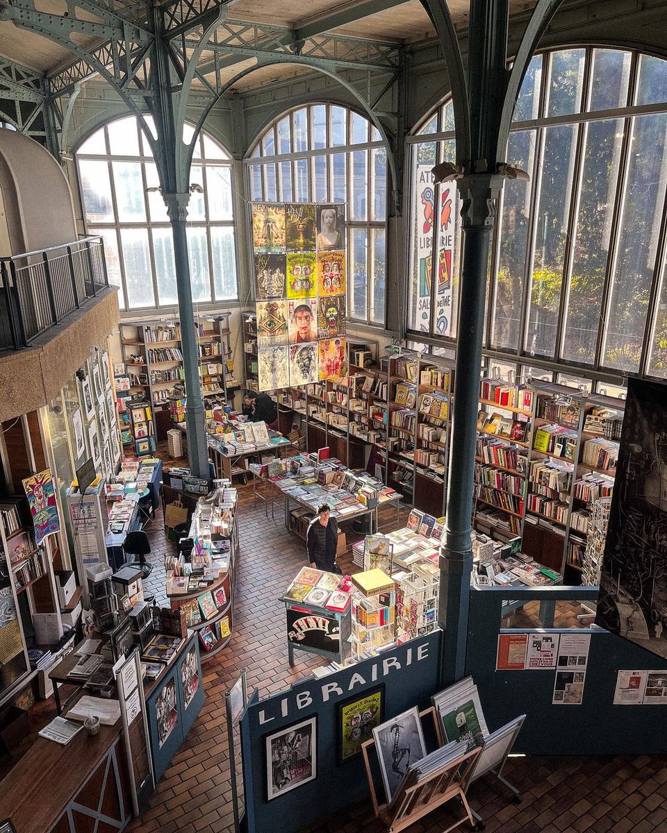 Si te encantan las librerías, los museos, las galerías o los cafés, no puedes perderte Halle Saint-Pierre en París. 

Esta maravillosa edificación de arquitectura Baltard cuenta con todo en un mismo lugar 💕

📍 ¡Y está situado al pie de la colina de Montmartre!