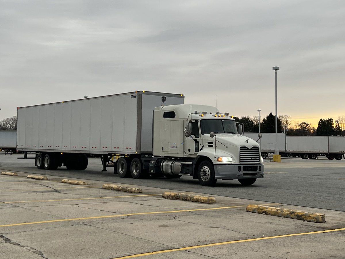 info_recruiting's tweet photo. 🟣🆕This magnificent Mack and the new road warior Samir, a recent addition to our fleet, just picked up a new trailer (we'll provide a new image after branding✍🏻)!🙌🏻Best wishes, Samir!
Always on the Move! AAM NETWORK INC💜💜💜
#trucking #trucker #Chicago #JobSeekersSA https://t.co/ZaEHk6mmMp