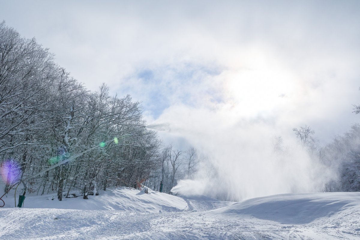 jiminypeak's tweet photo. We're going into this week on FULL BLAST after a weekend filled with snowmaking. Team snowmageddon is continuing to pump out snow, and we can't wait to see you out here!! 
❆
❆
#jiminypeeks #skitheeast #ridetheeast #snowmageddon #makingsnow #skimass https://t.co/dP64uyKGdT