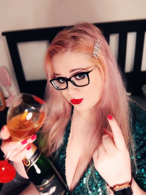 Happy new year, kinda late, but better late than never. :D  #gamergirl #egirl #streamer #blonde #nerd<a href="/tag/geek"class="tags"><span>#geek</span></a><a href="/tag/blonde"class="tags"><span>#blonde</span></a><a href="/tag/nerd"class="tags"><span>#nerd</span></a><a href="/tag/gamergirl"class="tags"><span>#gamergirl</span></a><a href="/tag/streamer"class="tags"><span>#streamer</span></a><a href="/tag/egirl"class="tags"><span>#egirl</span></a>