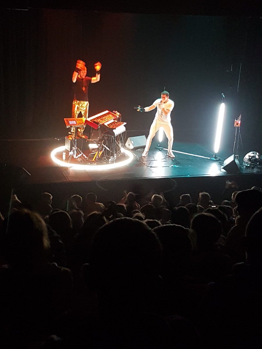 Les 6e ont assisté au spectacle Potsikeï à la salle Madeleine Louaintier à Flers. Les deux artistes nous ont embarqués dans leur voyage grâce aux claviers de Maås et au beat box d’Orfey, champion de France de la discipline en 2020. Les élèves ont participé avec enthousiasme !