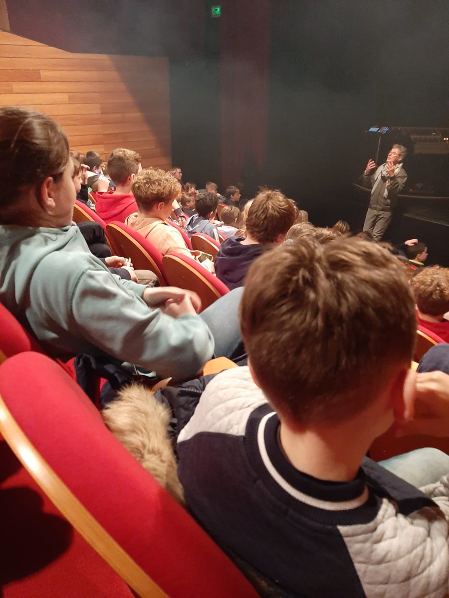 ClgLeandre's tweet photo. Les 6e ont assisté au spectacle Potsikeï à la salle Madeleine Louaintier à Flers. Les deux artistes nous ont embarqués dans leur voyage grâce aux claviers de Maås et au beat box d’Orfey, champion de France de la discipline en 2020. Les élèves ont participé avec enthousiasme ! https://t.co/2UP2RYhh14