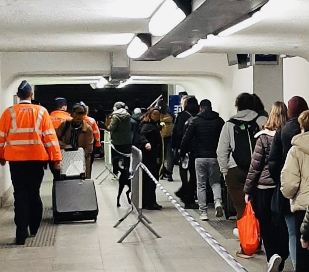 🚨Op zondagnamiddag en -avond voerde de #PolitiezoneVLAS een controleactie uit in het treinstation van Kortrijk 👉 17 reizigers werden betrapt met (soft)drugs  op zak. Meer info en resultaten: ow.ly/2POW50MlGRg