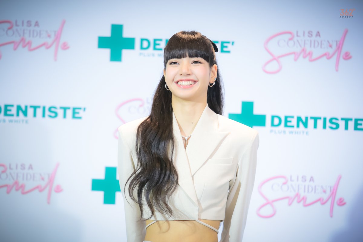 362degreeC's tweet photo. “รอยยิ้มลิซ่า” ต้อนรับปีกระต่าย ในงาน 'LISA' Special Greet: "DENTISTE' Presents Confident Smile with Lisa" ที่มาแจกยิ้มรัวๆ สร้างปรากฏการณ์ยิ้มสวย เพื่อคนรุ่นใหม่โดยเฉพาะ 

#LISAConfidentsmile #DentisteLoveLISA https://t.co/vPvNv2LhlJ
