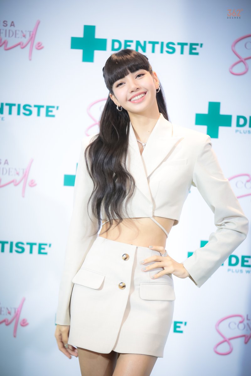 362degreeC's tweet photo. “รอยยิ้มลิซ่า” ต้อนรับปีกระต่าย ในงาน 'LISA' Special Greet: "DENTISTE' Presents Confident Smile with Lisa" ที่มาแจกยิ้มรัวๆ สร้างปรากฏการณ์ยิ้มสวย เพื่อคนรุ่นใหม่โดยเฉพาะ 

#LISAConfidentsmile #DentisteLoveLISA https://t.co/vPvNv2LhlJ