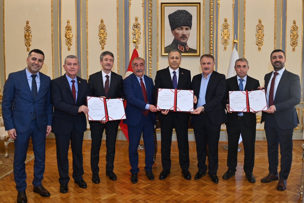 #Silivri ilçemizdeki 24 derslikli Mesleki ve Teknik Anadolu Lisemiz ile Kapalı Spor Salonu ve 4 Atölye’nin yapımı için protokolümüzü imzaladık✍️

Hayırsever iş insanımız Sayın Abdulgani Binici’ye teşekkür ediyorum.

#HayırlıOlsun