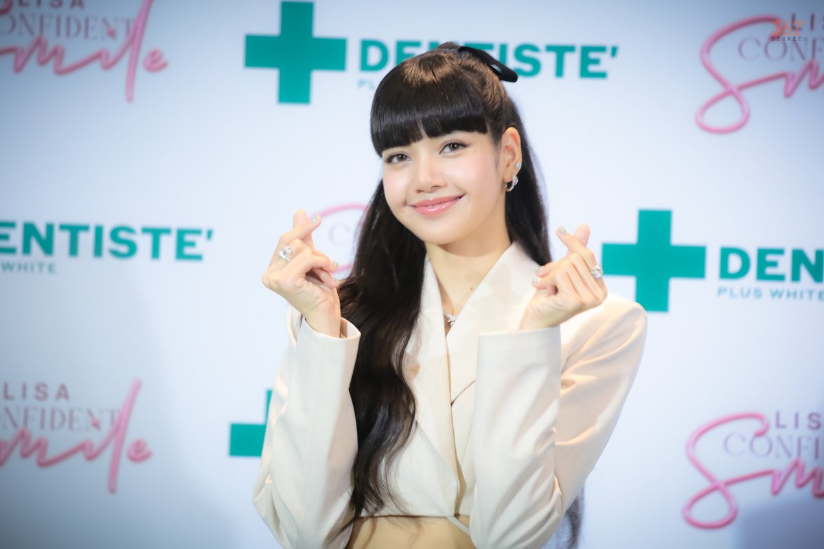 362degreeC's tweet photo. “รอยยิ้มลิซ่า” ต้อนรับปีกระต่าย ในงาน 'LISA' Special Greet: "DENTISTE' Presents Confident Smile with Lisa" ที่มาแจกยิ้มรัวๆ สร้างปรากฏการณ์ยิ้มสวย เพื่อคนรุ่นใหม่โดยเฉพาะ 

#LISAConfidentsmile #DentisteLoveLISA https://t.co/vPvNv2LhlJ