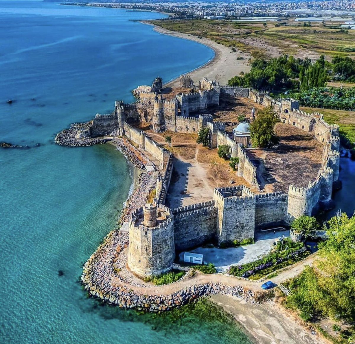 Anamur Mamure Kalesi,Pullu Tabiat Parkı'nın olduğu sahili de kapsayan geniş alanda ve Köyüm Bozdoğan’da jeotermal için ruhsat verilmiş.Tüm Anamur’u kamusal alanların, doğanın tahrip edilmesine, rant alanlarına dönüştürülmesine karşı çıkmaya çağırıyorum. #anamur