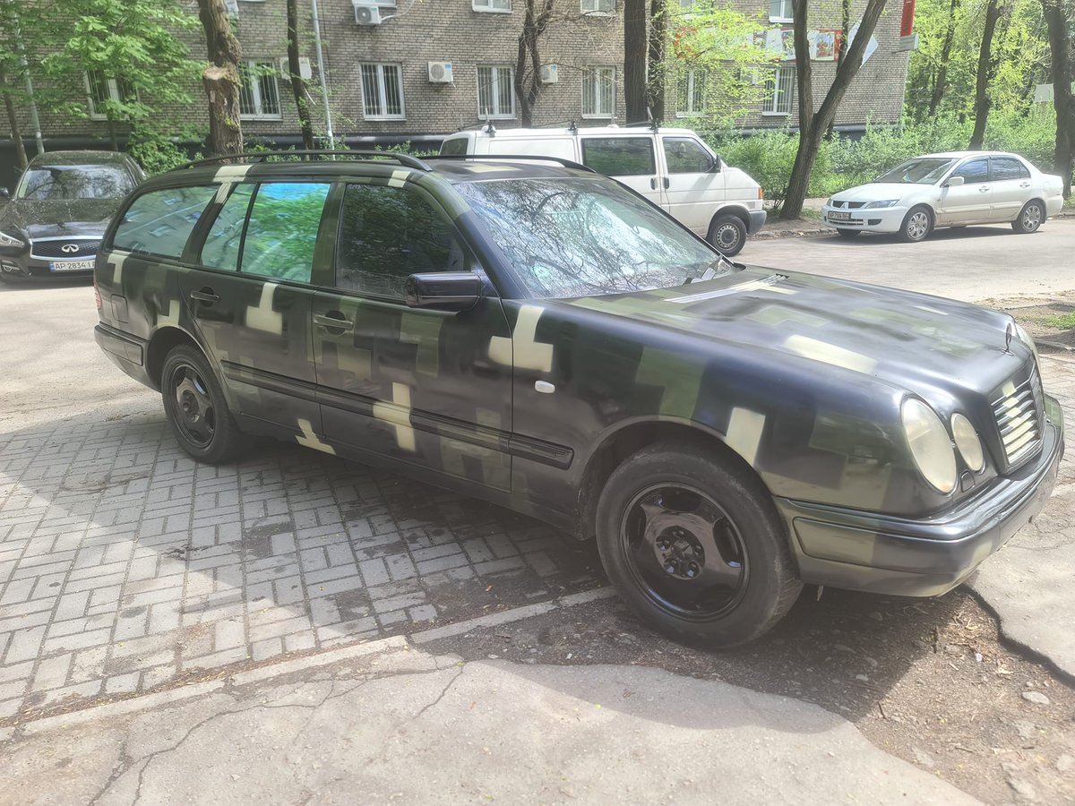 UkrMadMax1's tweet photo. Vladimir Tarhov (Володимир Тархов) from #Zaporozhye is one of many 🇺🇦#Ukrainian volunteers, who prepare cars for the 🇺🇦Ukrainian army. This is one of his notable creations – made from a used Mercedes-Benz. Ukraine needs more #Germanweapons!
#AFU #ЗСУ #mercedesbenz https://t.co/3c88Cf1Lgv