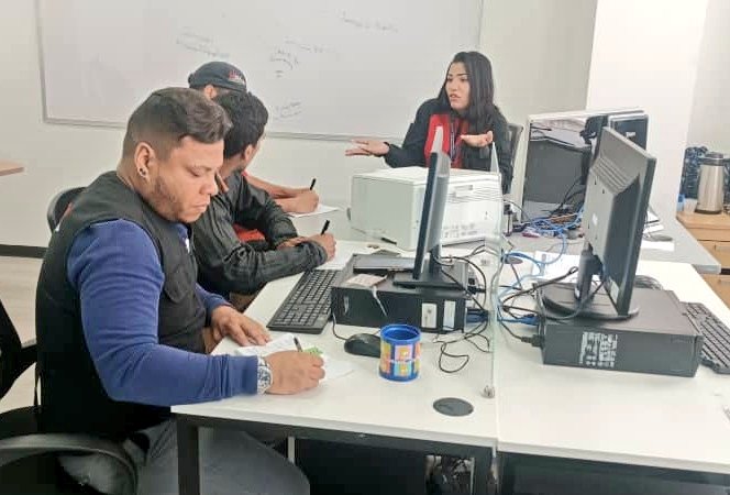 Mira_Venezuela's tweet photo. #EnDesarrollo|| Sec. Nacional de Comunicación y Propaganda, @YoliHidalgoMRT, sostiene reunión con los responsables de comunicación del Bloque @centralmrt (@MirandaMrt2, @DtocapitalMRT21, @1laguairamrt) a fin de elevar las líneas discursivas para este año de la #ComunaYProducción https://t.co/vlcHTmecuj