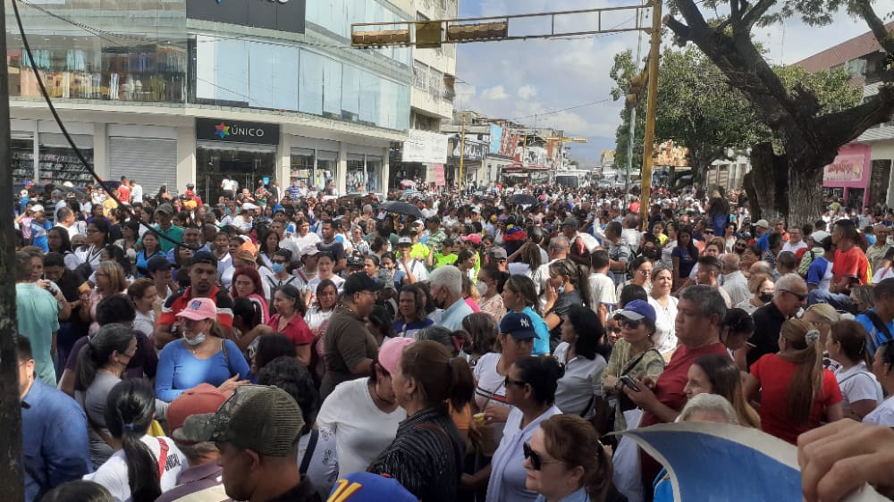 BRGUARICO's tweet photo. #09En Las bases de los gremios y sindicatos asumen el protagonismo... Por una nueva distribución de la riqueza que garantice salarios dignos a todos los trabajadores, sigamos en la calle... https://t.co/OTrfQOqQTe