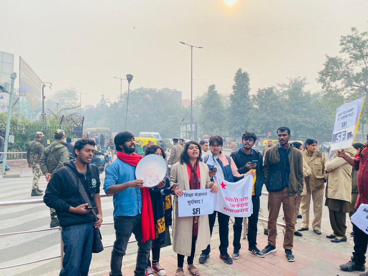 JmiSfi's tweet photo. SFI Delhi along with other organisations protested against the discontinuation of Maulana Azad National Fellowship for Minority Students outside The Ministry of Minority Affairs.
Student Unity Long Live!
#manf #bringbackmanf #sfijmi #sfidelhi https://t.co/ZfrTUioxj8