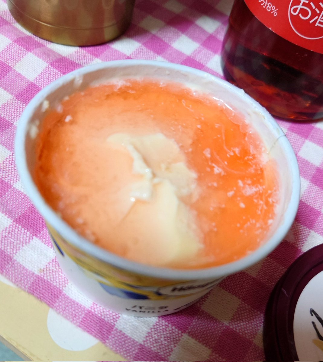 uno36bk's tweet photo. うふふ。バニラアイスにかけちゃうぞ♥ #あまりん #SELFLOVETIME #東亜酒造 バニラの甘さにあまりんの香りにアルコールの苦味、絶妙〜! https://t.co/xF4AX6GYsJ