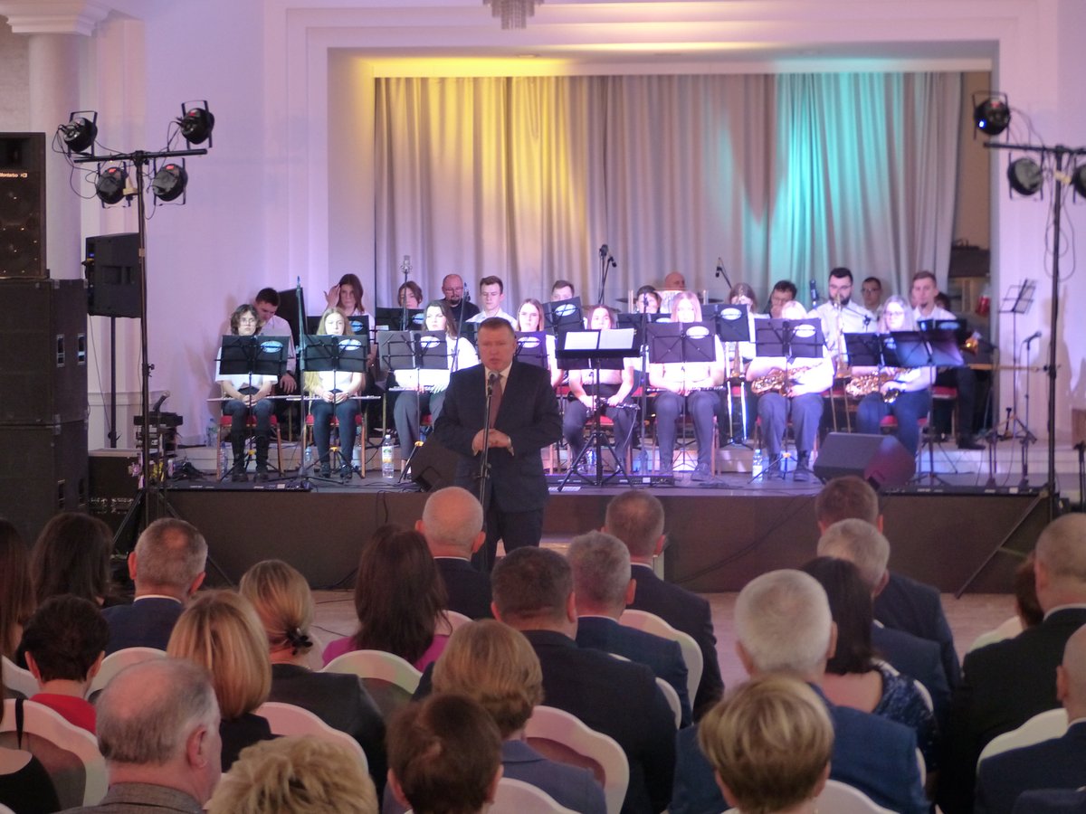 PowiatL's tweet photo. W sali Toscania we Włoszakowicach odbył się coroczny  Koncert Noworoczny #powiatleszczynski. Tradycyjnie był okazją do wręczenia przez starostę Jarosława Wawrzyniaka wyróżnień za działalność na rzecz mieszkańców i promocję powiatu. https://t.co/bBPXcN4S1U