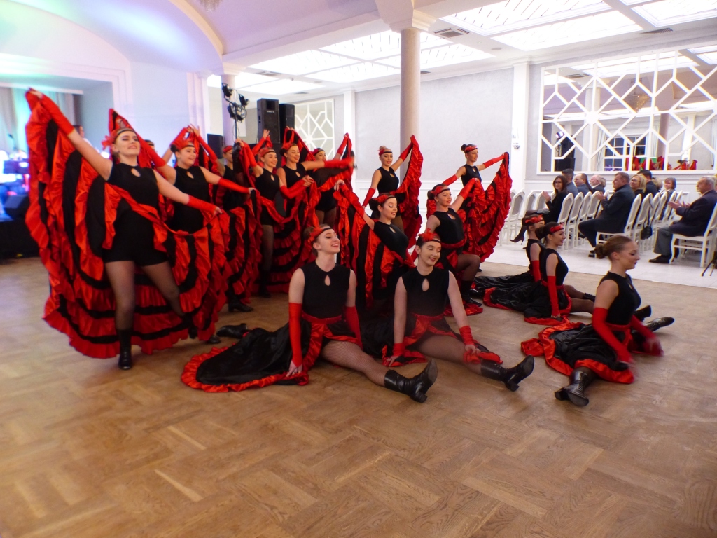 PowiatL's tweet photo. W sali Toscania we Włoszakowicach odbył się coroczny  Koncert Noworoczny #powiatleszczynski. Tradycyjnie był okazją do wręczenia przez starostę Jarosława Wawrzyniaka wyróżnień za działalność na rzecz mieszkańców i promocję powiatu. https://t.co/bBPXcN4S1U
