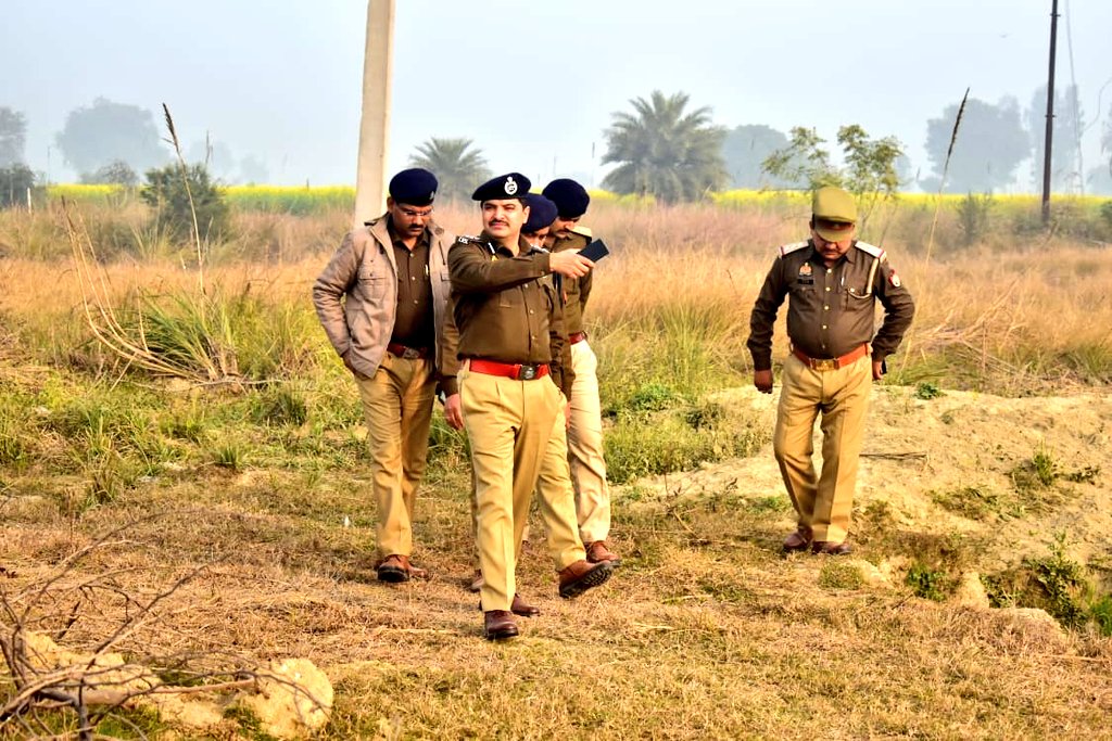 aligarhpolice's tweet photo. #Aligarh 
#Aligarhpolice
#SSP_Aligarh श्री कलानिधि नैथानी द्वारा किया गया क्षेत्राधिकारी कार्यालय बरला, पुलिस चौकी पनैठी, वाहन यार्ड व महिला रिपोर्टिंग पुलिस चौकी नंदिनी का आकस्मिक निरीक्षण,

संबंधित कार्मिकों को दिये आवश्यक दिशा-निर्देश ।

#UPPolice https://t.co/Gi7uvzVRxm