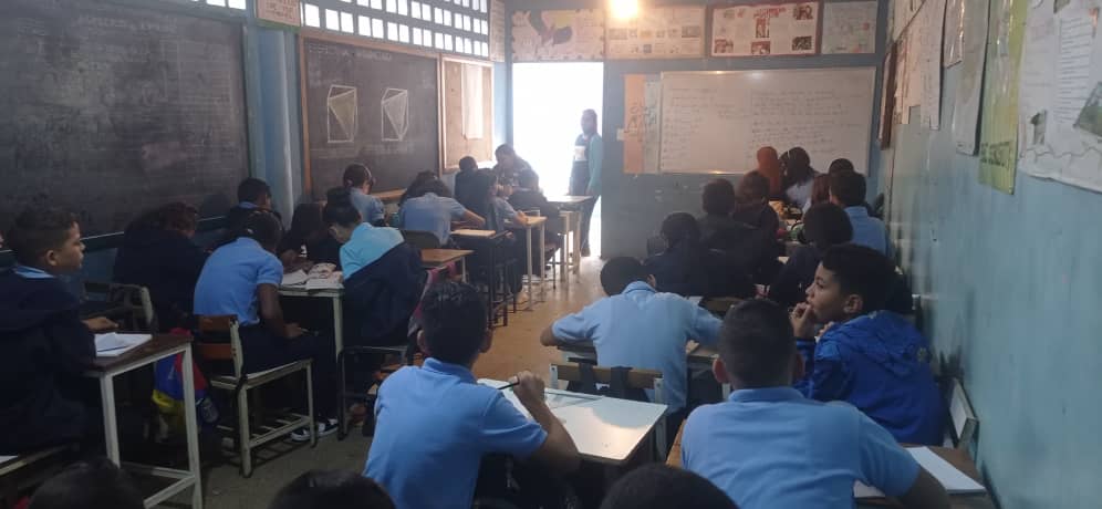 Desde la UEN Pedro Fontes #Caracas recibimos a los y las estudiantes en el inicio del segundo momento pedagógico de este año escolar 2022-2023. #RegresamosALaEscuela2023 
<a href="/_LaAvanzadora/">Yelitze Santaella</a> @MPPEDUCACION <a href="/gracielamarilis/">Graciela Rapisarda</a> <a href="/NicolasMaduro/">Nicolás Maduro</a> <a href="/vicent_carvajal/">Vicente Carvajal</a>