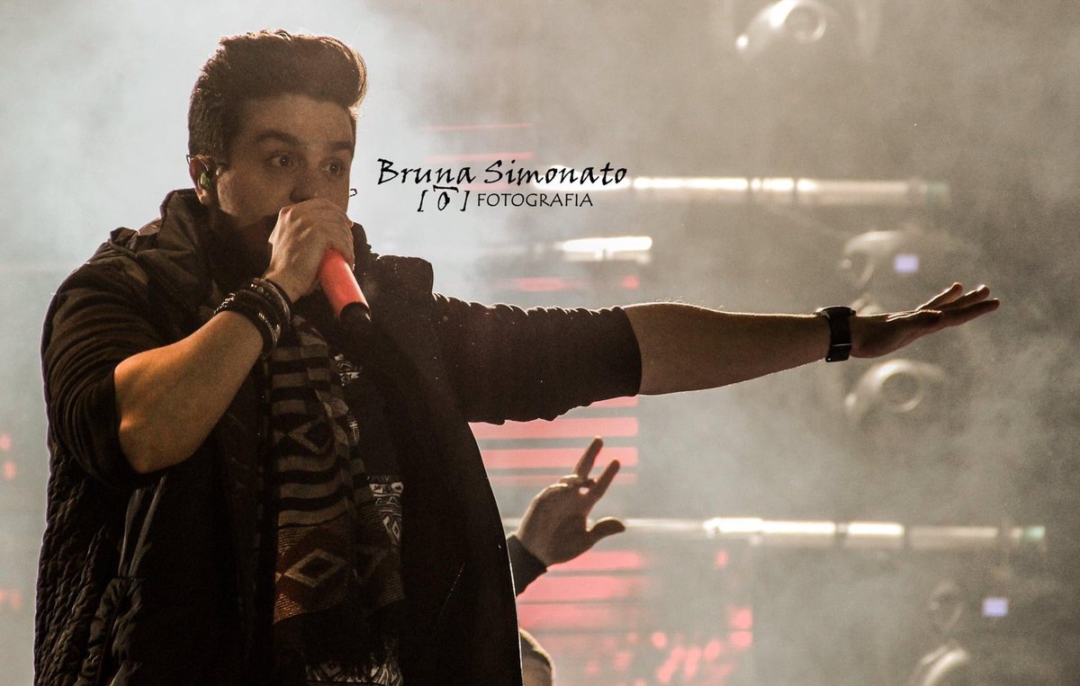 Amores_do_Luan's tweet photo. Que saudade de um showzinho/aeroporto/hotel 😂 @luansantana https://t.co/iQ6ARwXW44