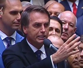 DistopiaBrazil's tweet photo. Tudo começou quando um deputado inexpressivo aproveitou o palanque do Congresso Nacional para homenagear um assassino e torturador e não saiu de lá preso!
BOLSONARO É CULPADO 
QUEM FOI OMISSO TAMBÉM https://t.co/lcgjlOxSTP
