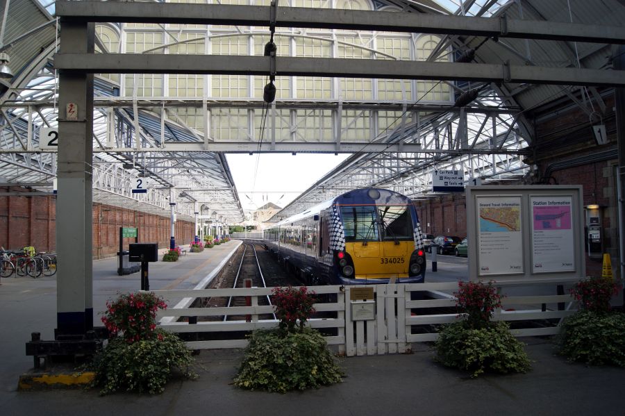 LachlanMain's tweet photo. 18-09-13 HELENSBURGH CENTRAL.
ScotRail 334025 &amp; 334007 waiting at the buffers.
#Helensburgh #ScotRail #class334 #railways #railwaystation #publictransport #Scotland https://t.co/aTm5Kx0dv1