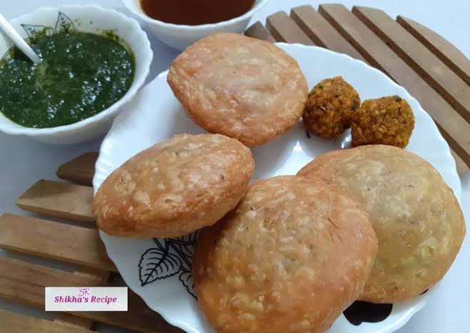 lybtsv's tweet photo. Samosa                           kachori https://t.co/1hfVwwFoby